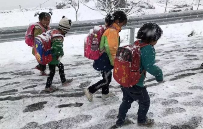 山区孩子的冬天图片