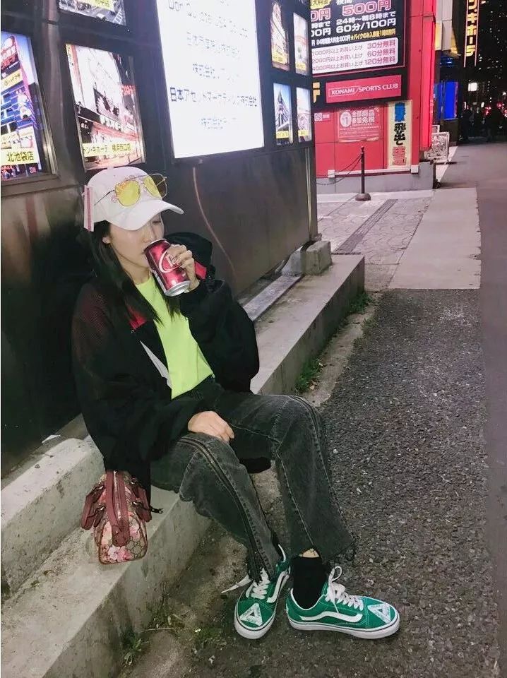 不靠大胸和翹臀這些sneakergirl依然性感