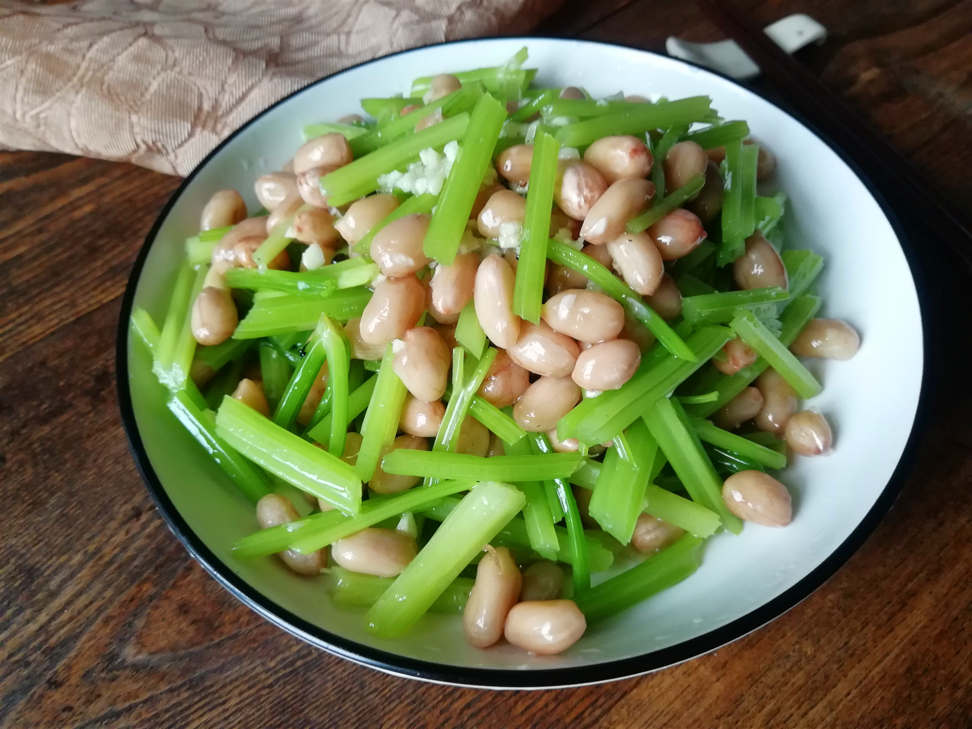 芹菜炝花生米图片