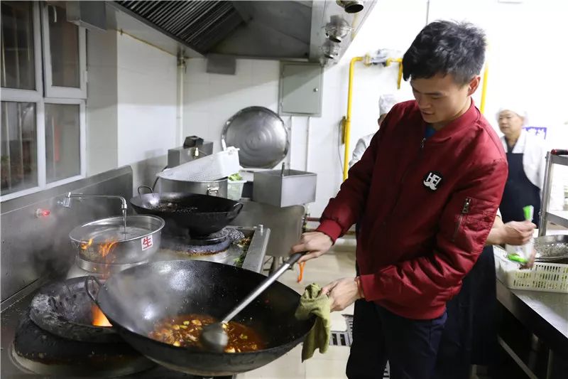 油麦菜糖醋里脊虎皮辣子烧茄子终极pk在后厨进行大学生四道菜vs大师傅