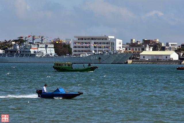 沿著海濱公園,海螺廣場,觀海棧橋,巨型客輪