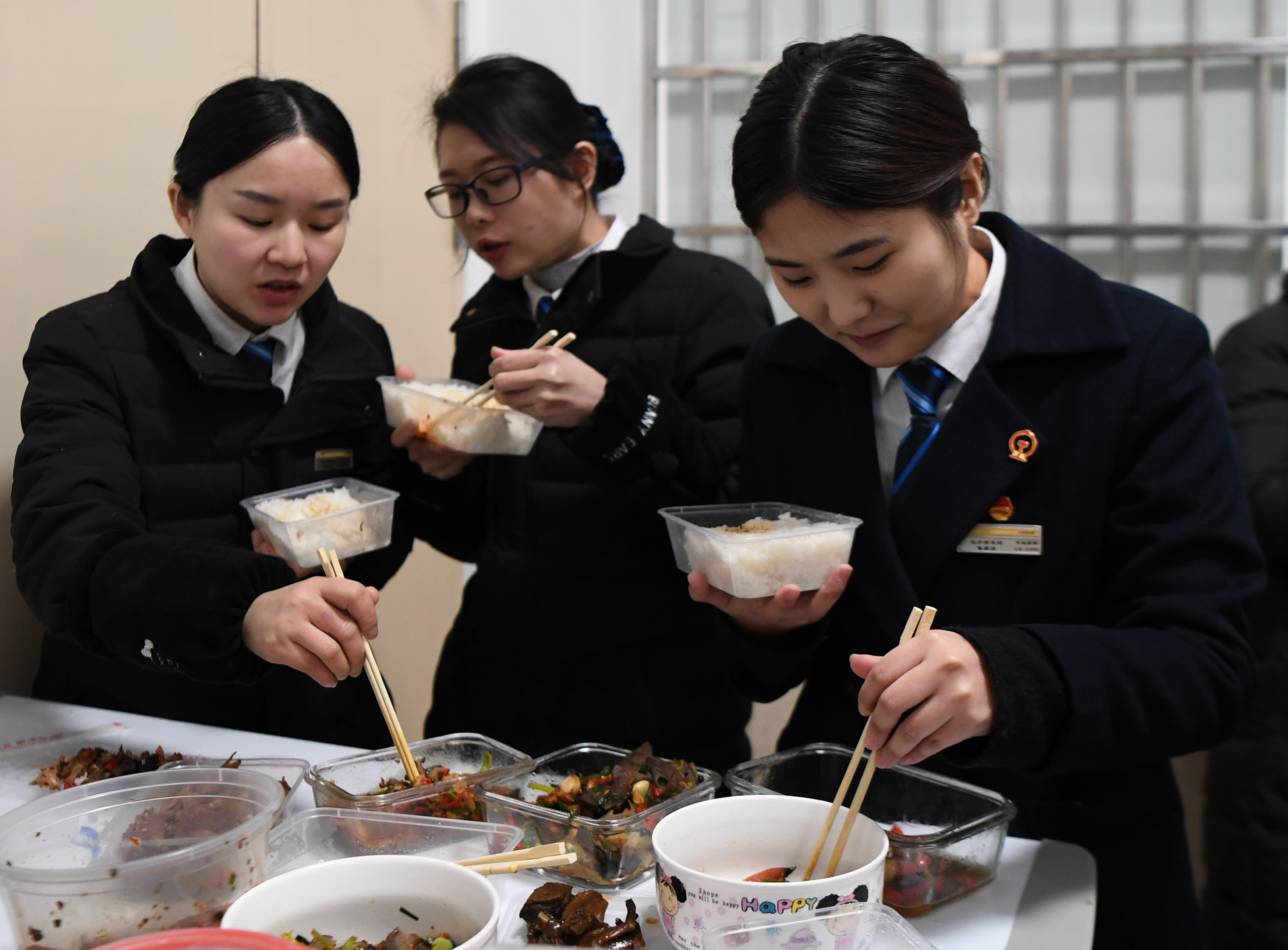 2月11日,中岛美佳(右一)与同事们一起吃午餐.