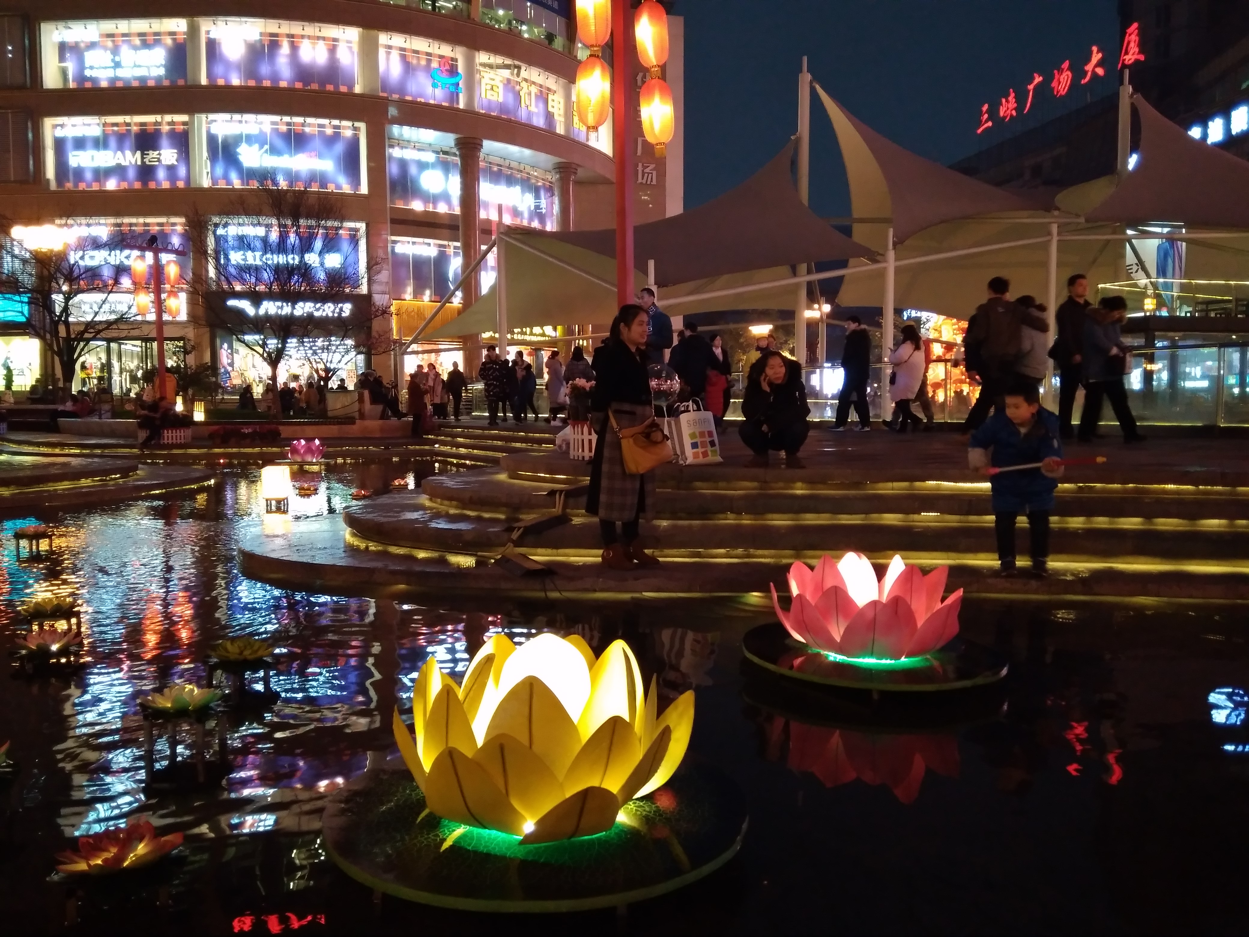 重庆街头现最美夜景10盏河灯扮靓三峡广场