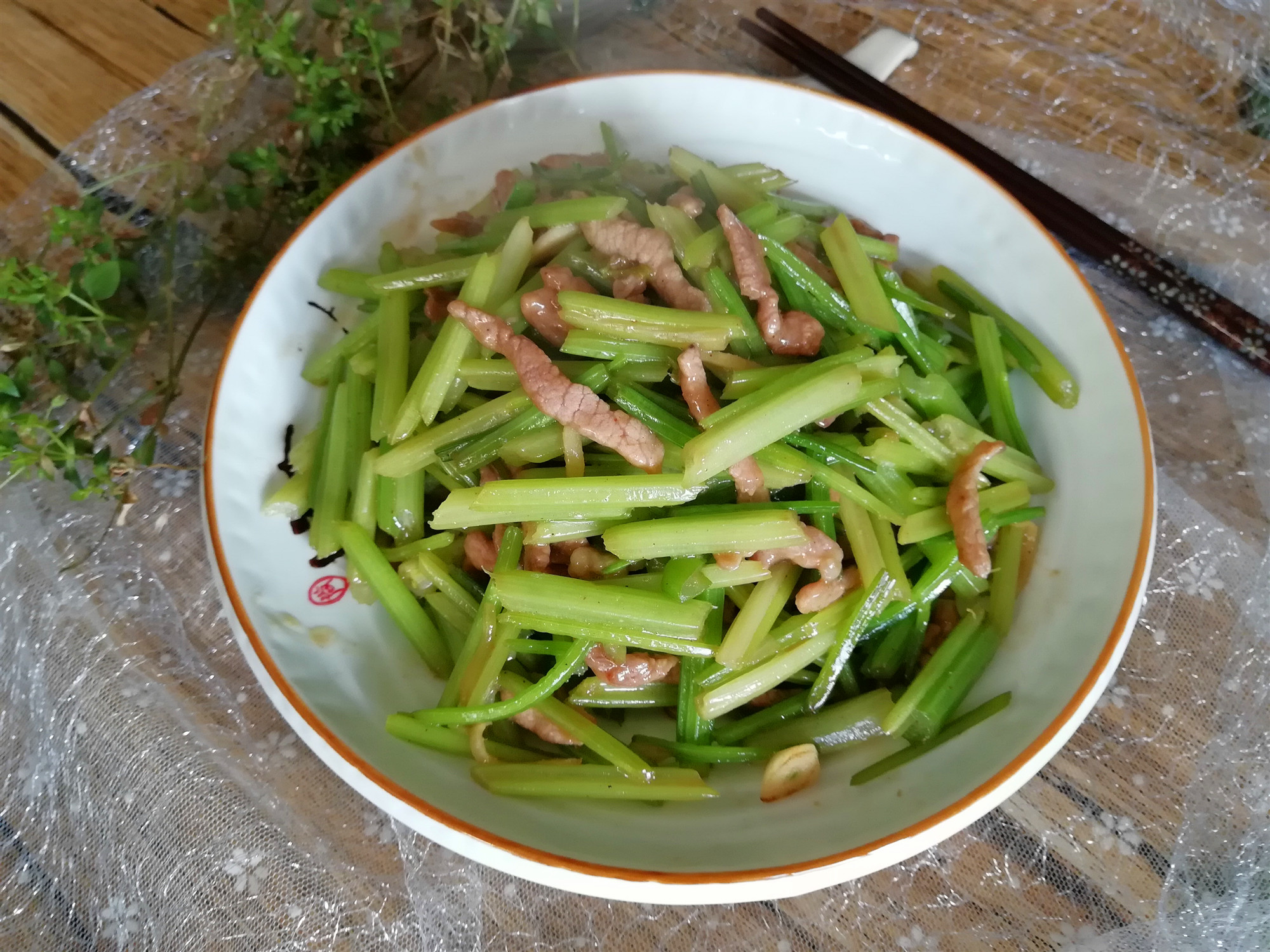 盘菜炒芹菜图片