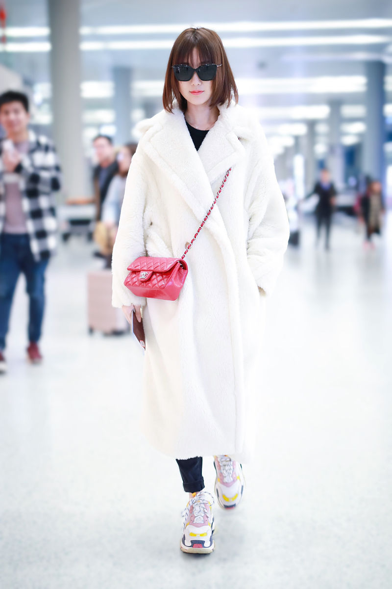 1/ 12 近日,毛晓彤在上海机场现身,一件简约清新的白色大衣,配上简约