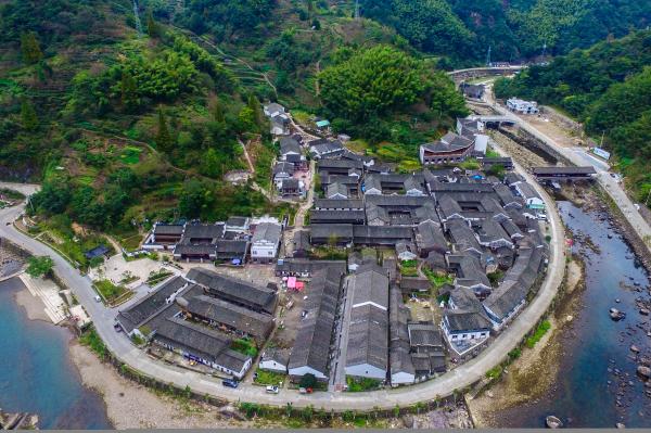 李家坑古村地处四明山心,四面环山,溪水绕村:东面桃树横,南面后龙岙