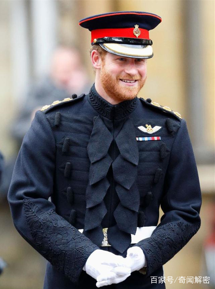 英国王室穿军礼服谁最帅气?看完这组珍藏的老照片,你就明白了
