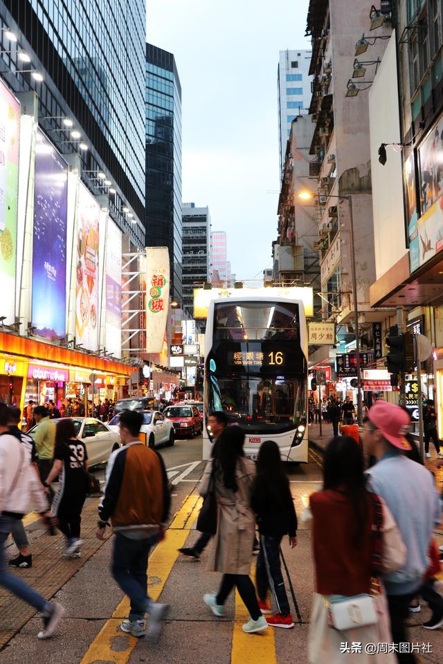 行人過斑馬線時代廣場銅鑼灣站旺角旺角站香港夜景維港夜色等待地鐵一