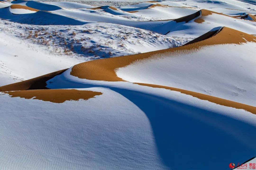 騰格里大漠雪景,沙漠與雪的浪漫邂逅~_馬德