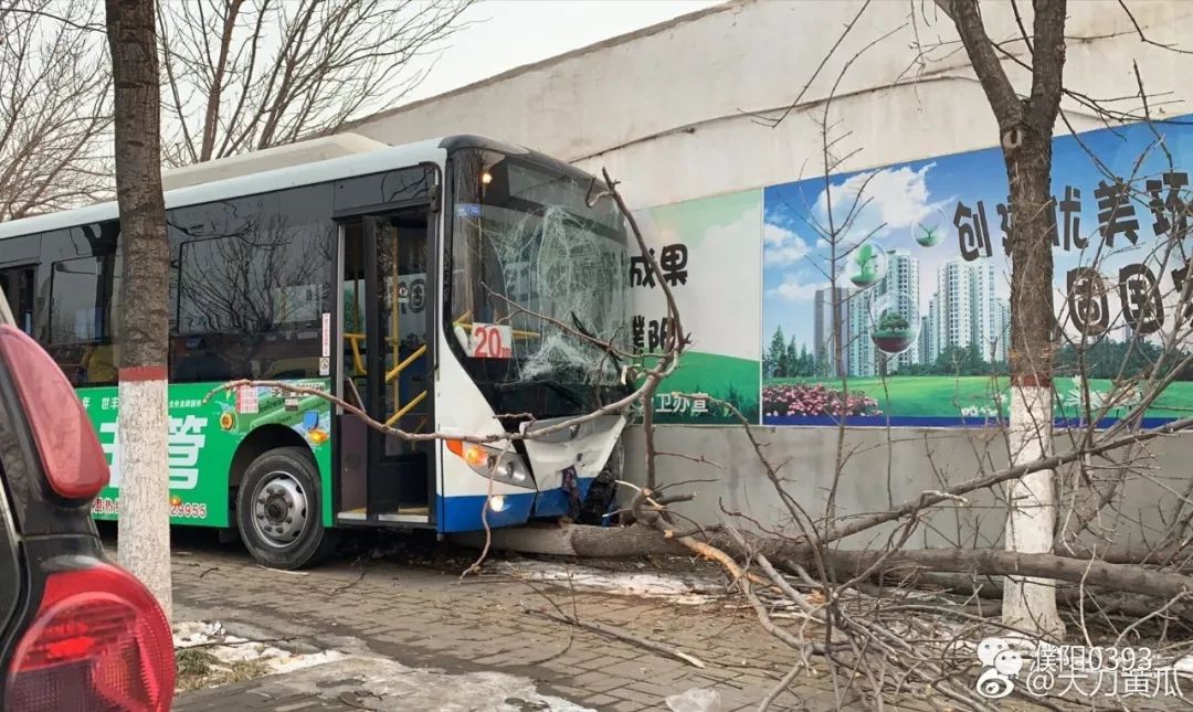 濮陽公交車司機突然猝死,公交車失控撞向5輛汽車.