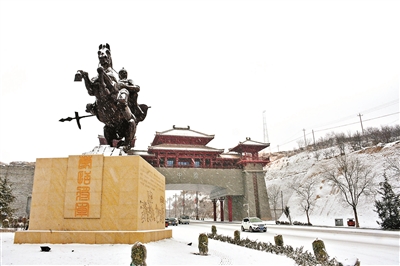 榆中县门口的雕像是谁图片