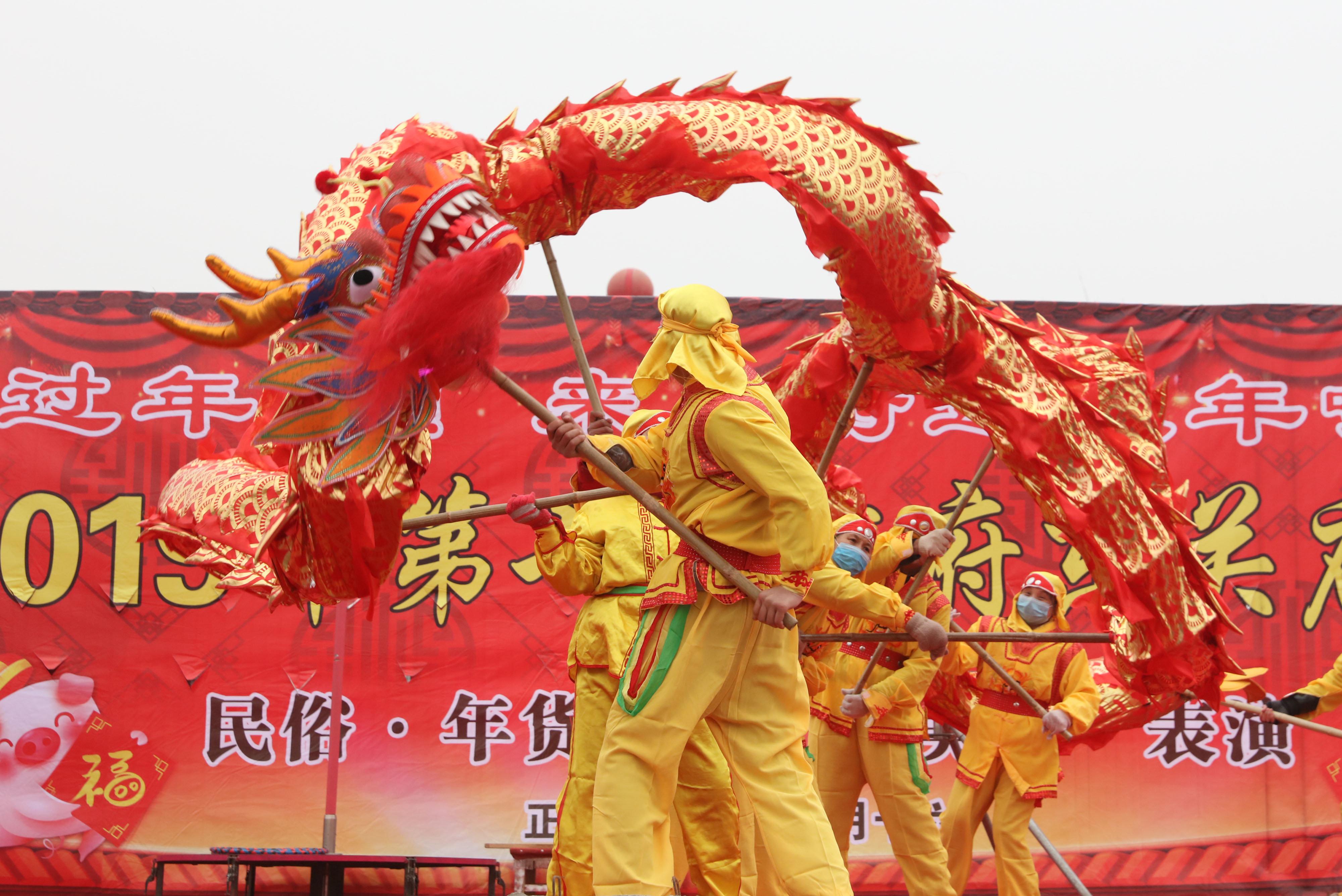 2月13日,民间艺人在邯郸市广府古城庙会上表演舞龙.