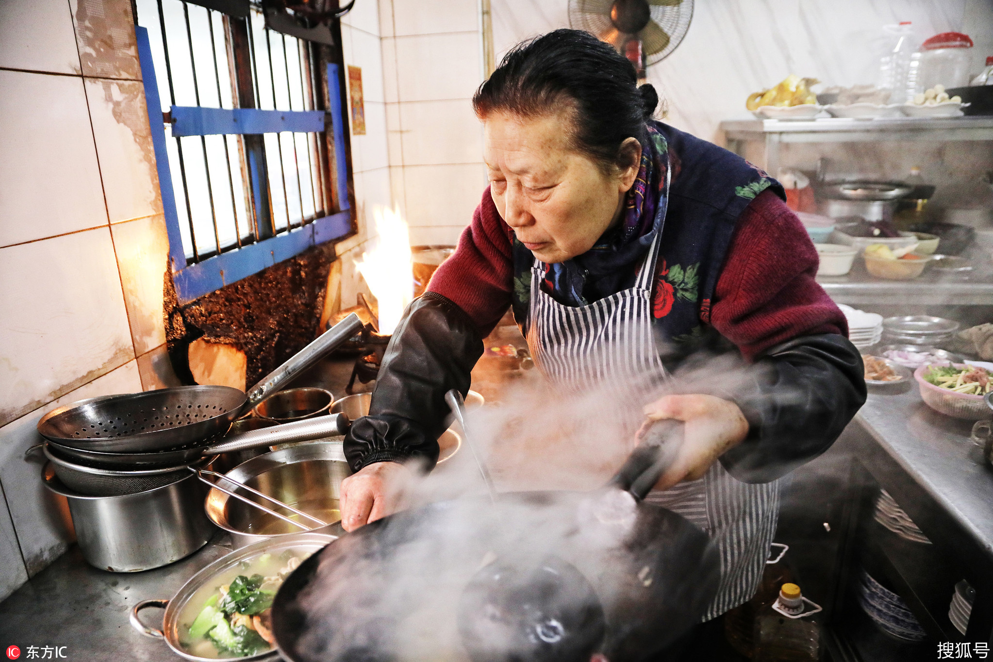 真实妈妈在炒菜的图片图片