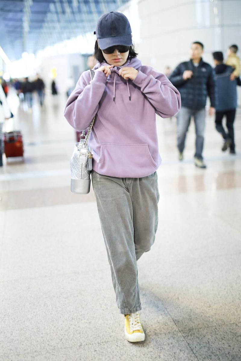 马思纯休闲穿搭现身机场,紫色卫衣尽显温柔甜美