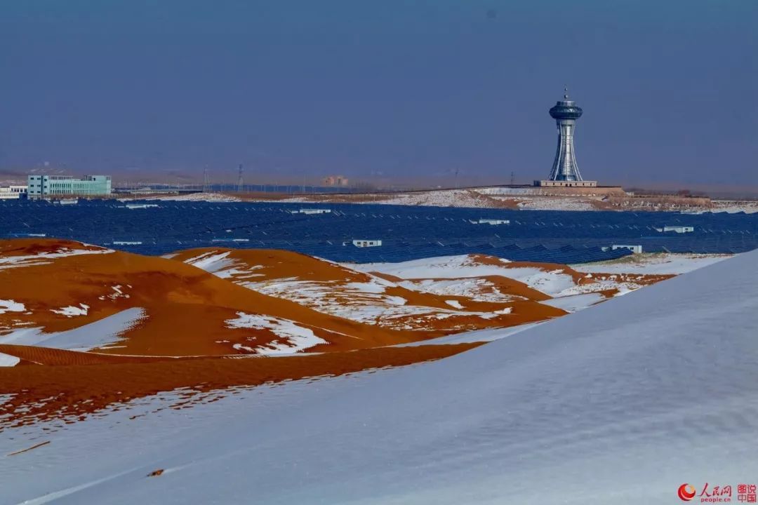 衝突之美騰格里大漠雪景沙漠與雪的浪漫邂逅