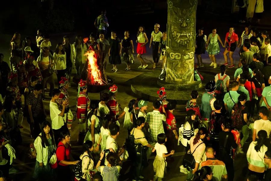 彝族人在火把节上举火烧天,祈求丰收;傣族泼水节,希望用圣洁的水