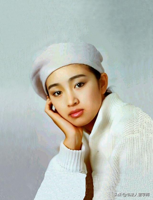 年轻时的巩俐1巩俐,被海内外广为关注的华人女星,是第一位登上《时代