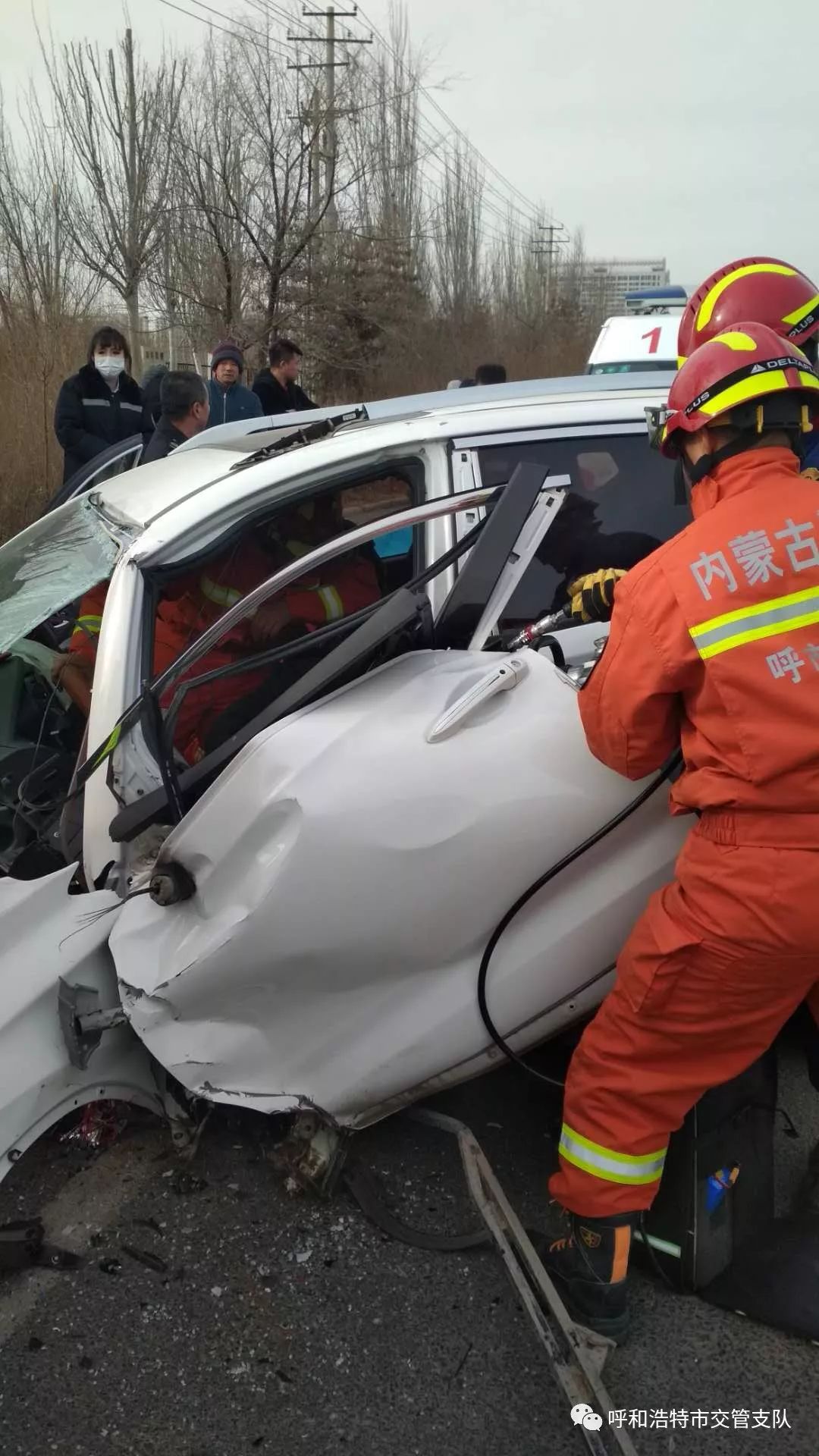 惨!呼和浩特发生一起交通事故,驾驶员被送医院抢救