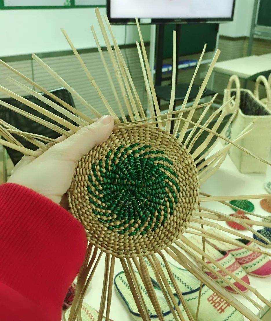 用野草编织的手工制作图片