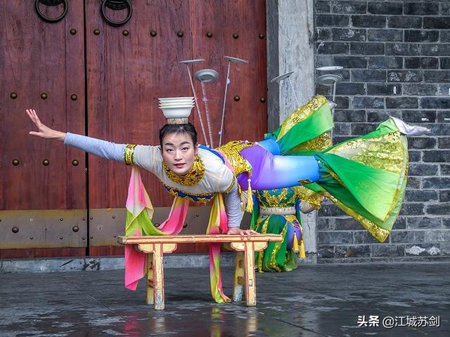 顶碗杂技是中国传统杂技节目