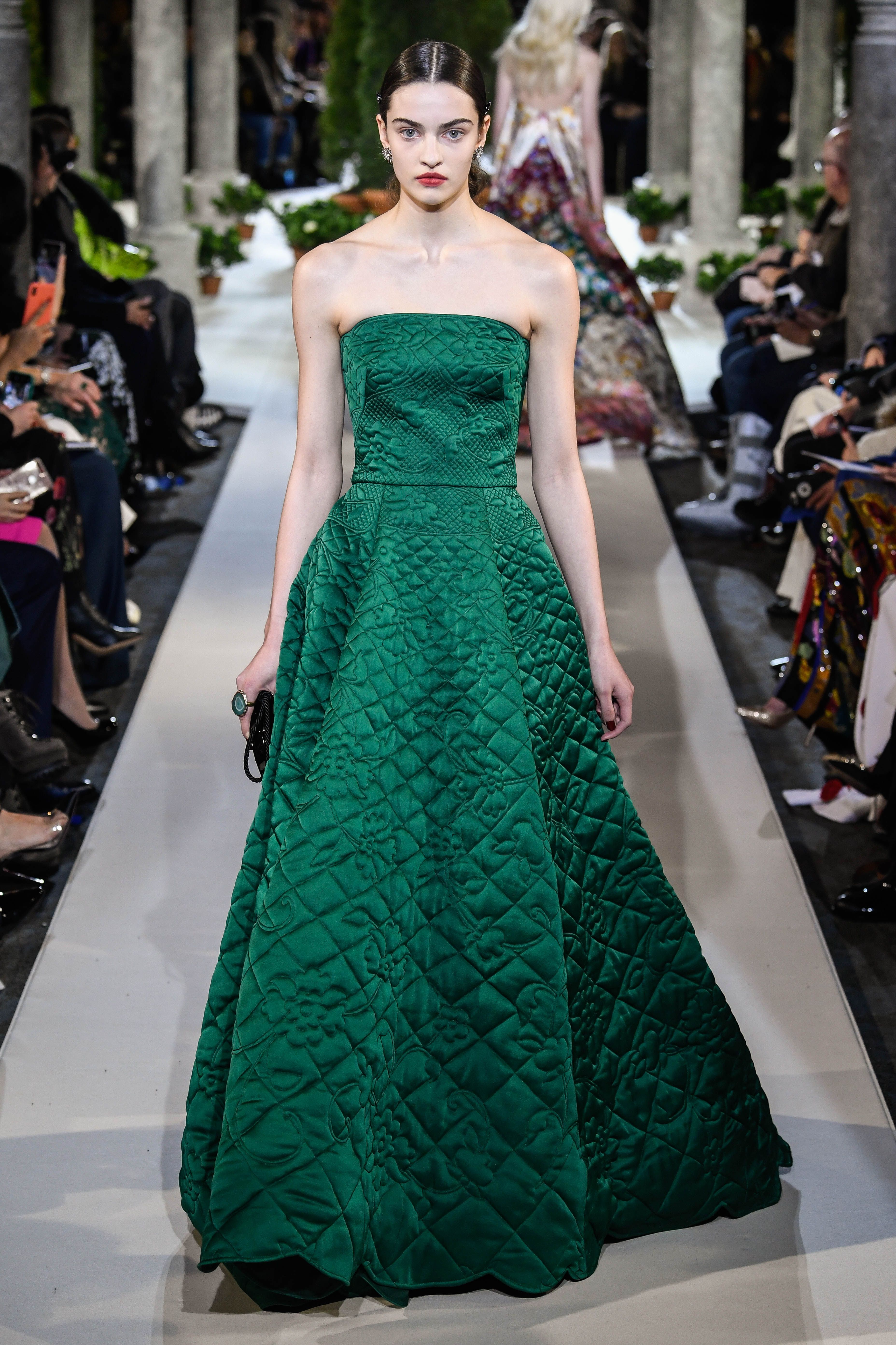 新华社照片,外代,2019年2月14日2月12日,在美国纽约,模特展示oscar de