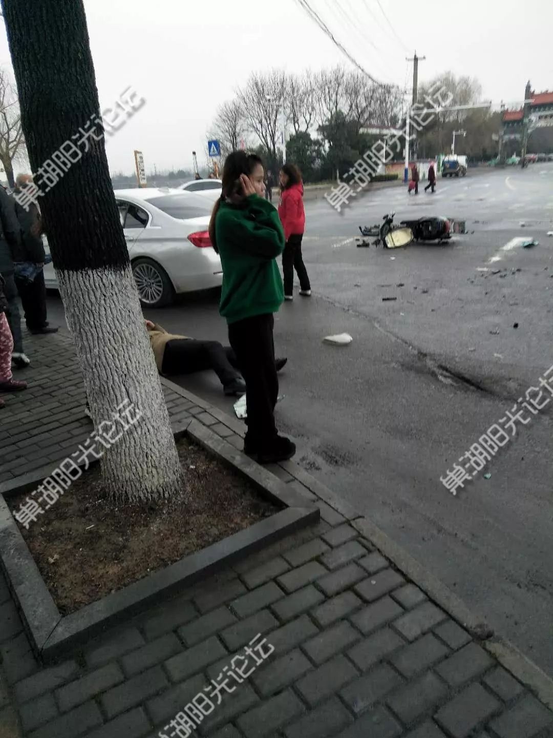 突發巢湖一寶馬與電動車發生車禍電瓶車被撞得稀巴爛電動車車主傷勢