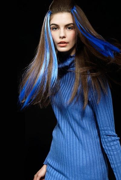 长发的飘逸,蓝色的神秘和玉米烫的灵动发丝,带给人一种魔幻的美感
