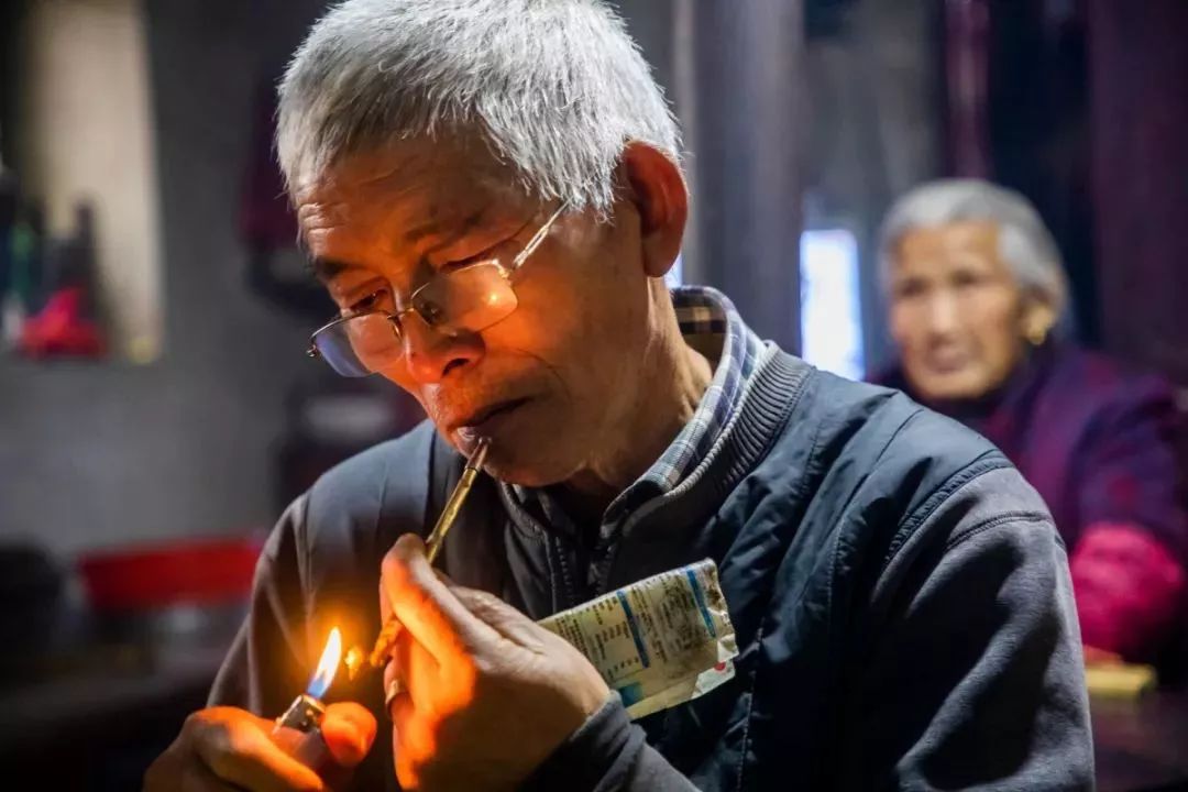 过年待亲戚,全是郜栓柱下厨做菜.他今年已经67岁了,累了,就抽袋烟.