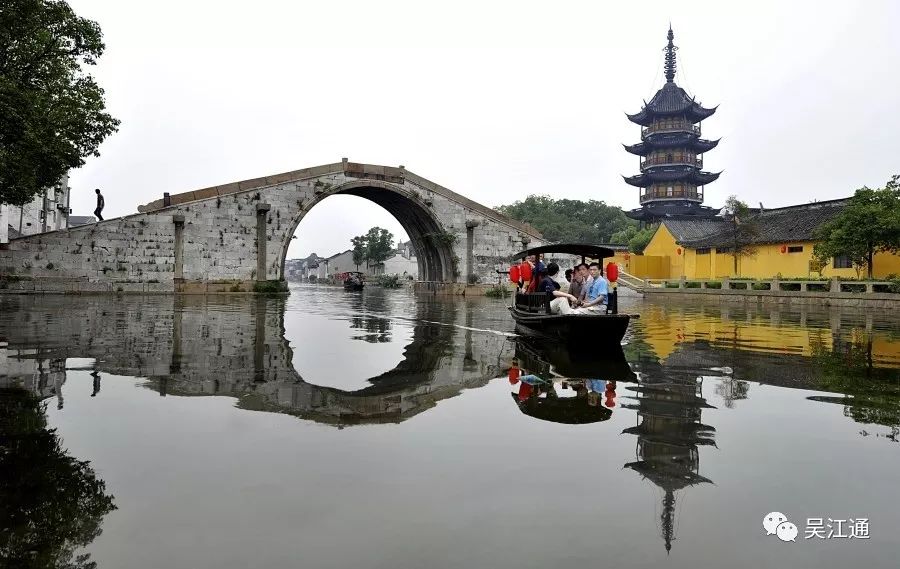 從師儉堂出來,穿過整條寶塔街來到慈雲寺,前面是一條清澈的市河,乃