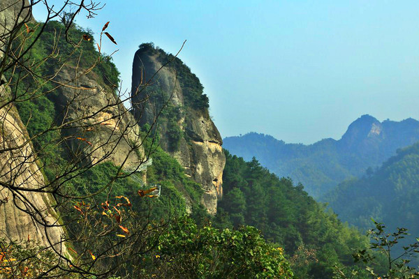 中景色秀麗山下村莊丹霞疊嶂對面就是辣椒峰景區越過駝峰九九天梯山下