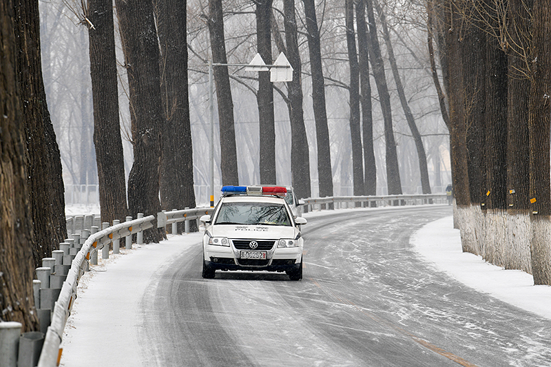 北京大雪如期而至 看北部山区交警都在忙些什么_闫振晴