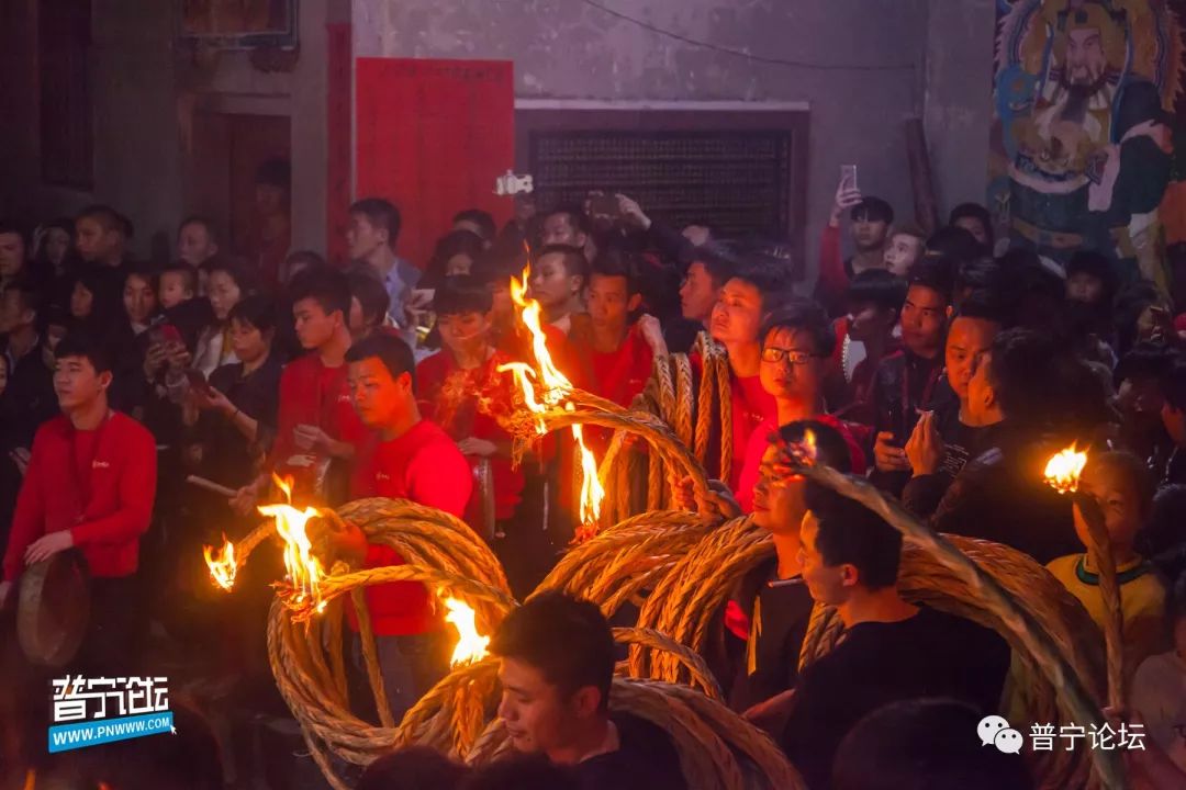 潮汕某村"大老热,竟和老爷"荡秋千"_苏村