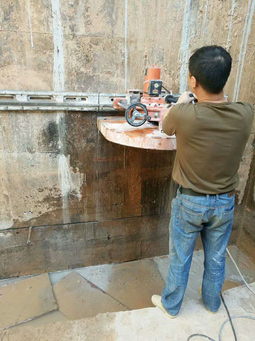 天津切割水泥墙图片