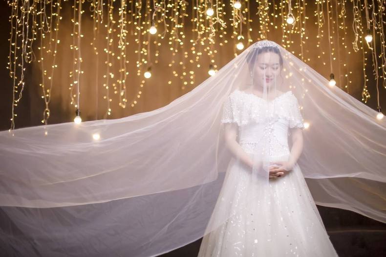 新娘穿婚纱视频_新娘婚纱图片(2)