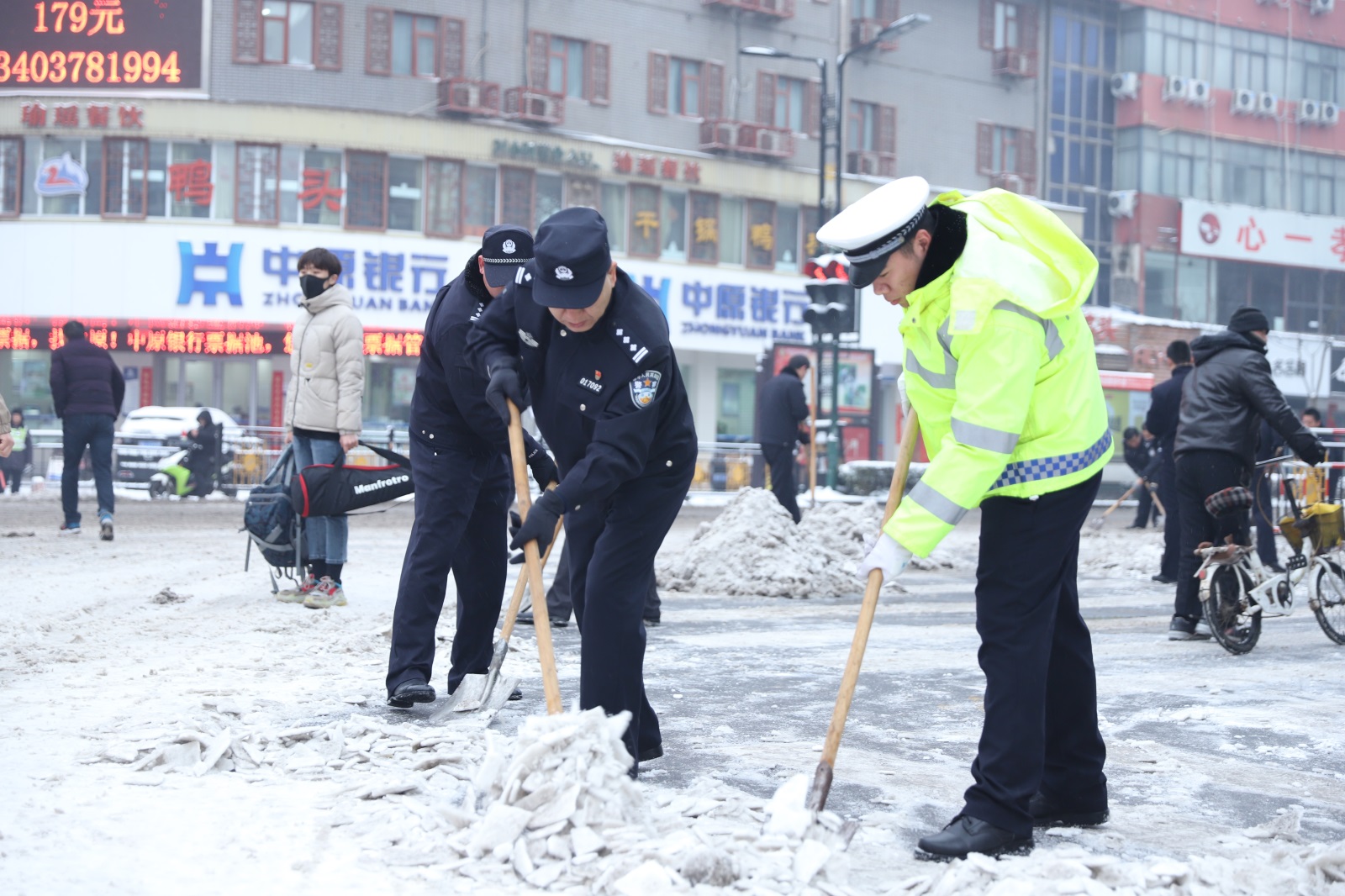 汴梁政法开封市公安局组织民警扫雪除冰暖心行动方便群众出行