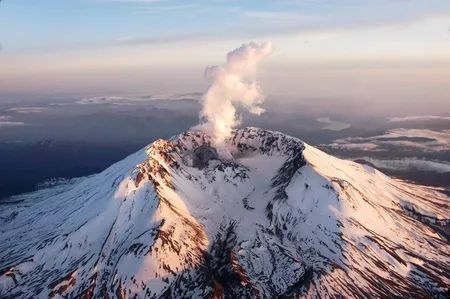 一缕缕青烟从喷发后的圣海伦斯火山口飘向天空