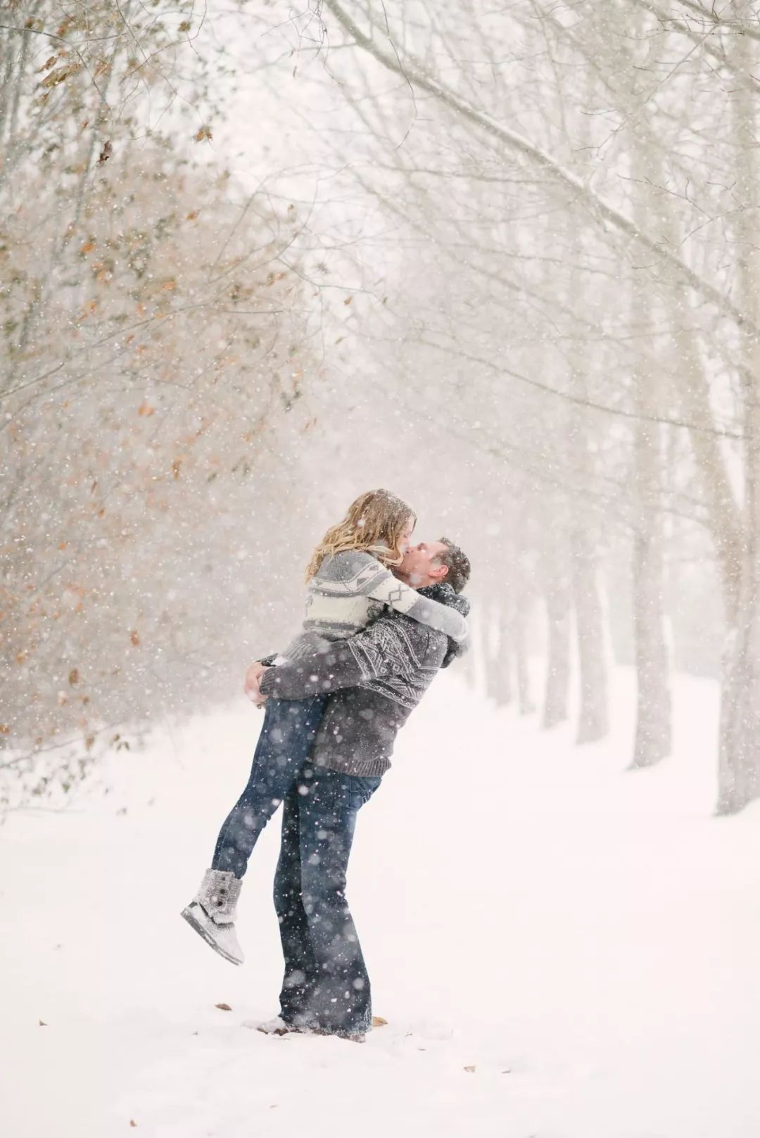 下雪中的情侣图片唯美图片