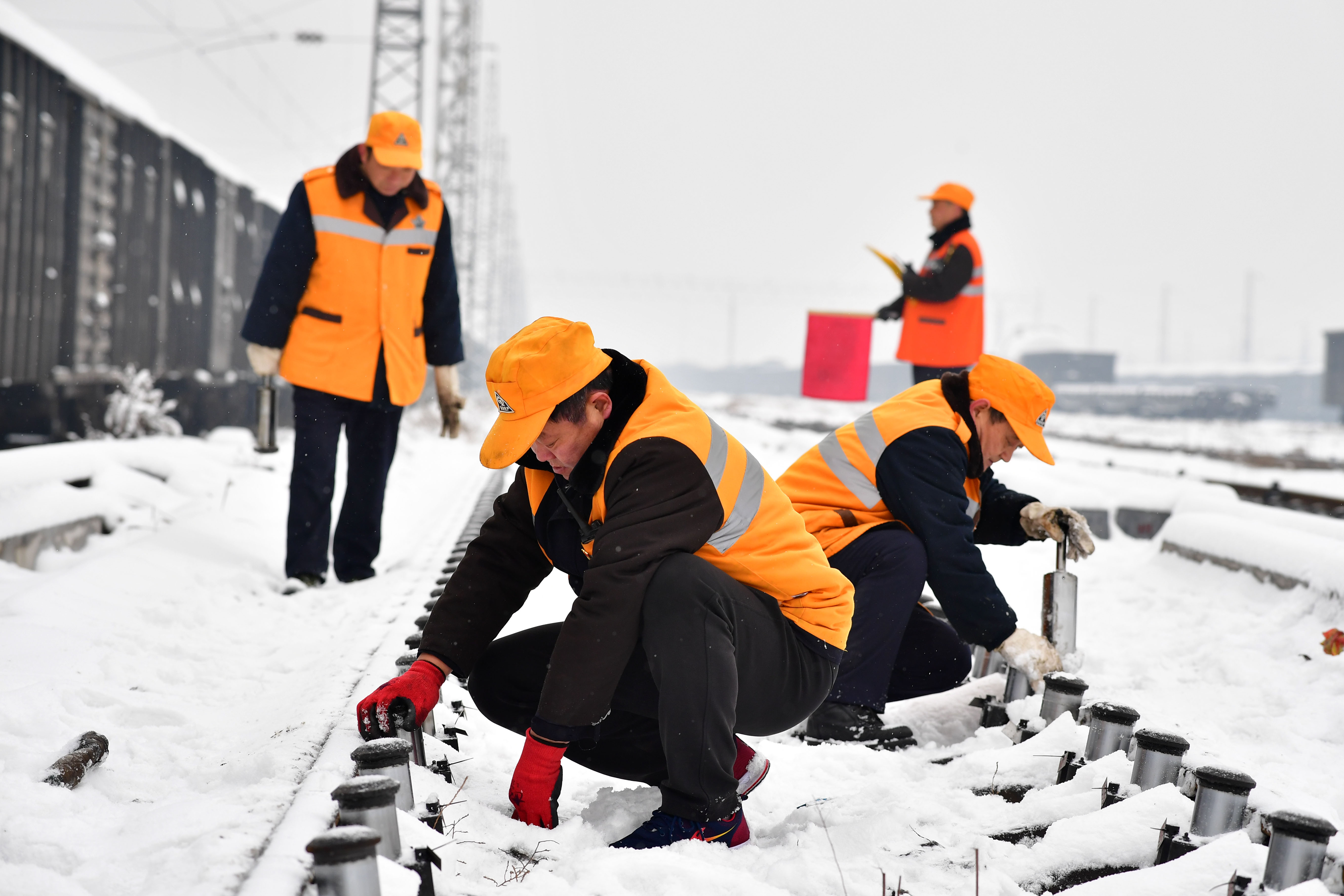 2月14日,在河南省焦作市博爱县月山镇月山车站编组场,铁路工人进行