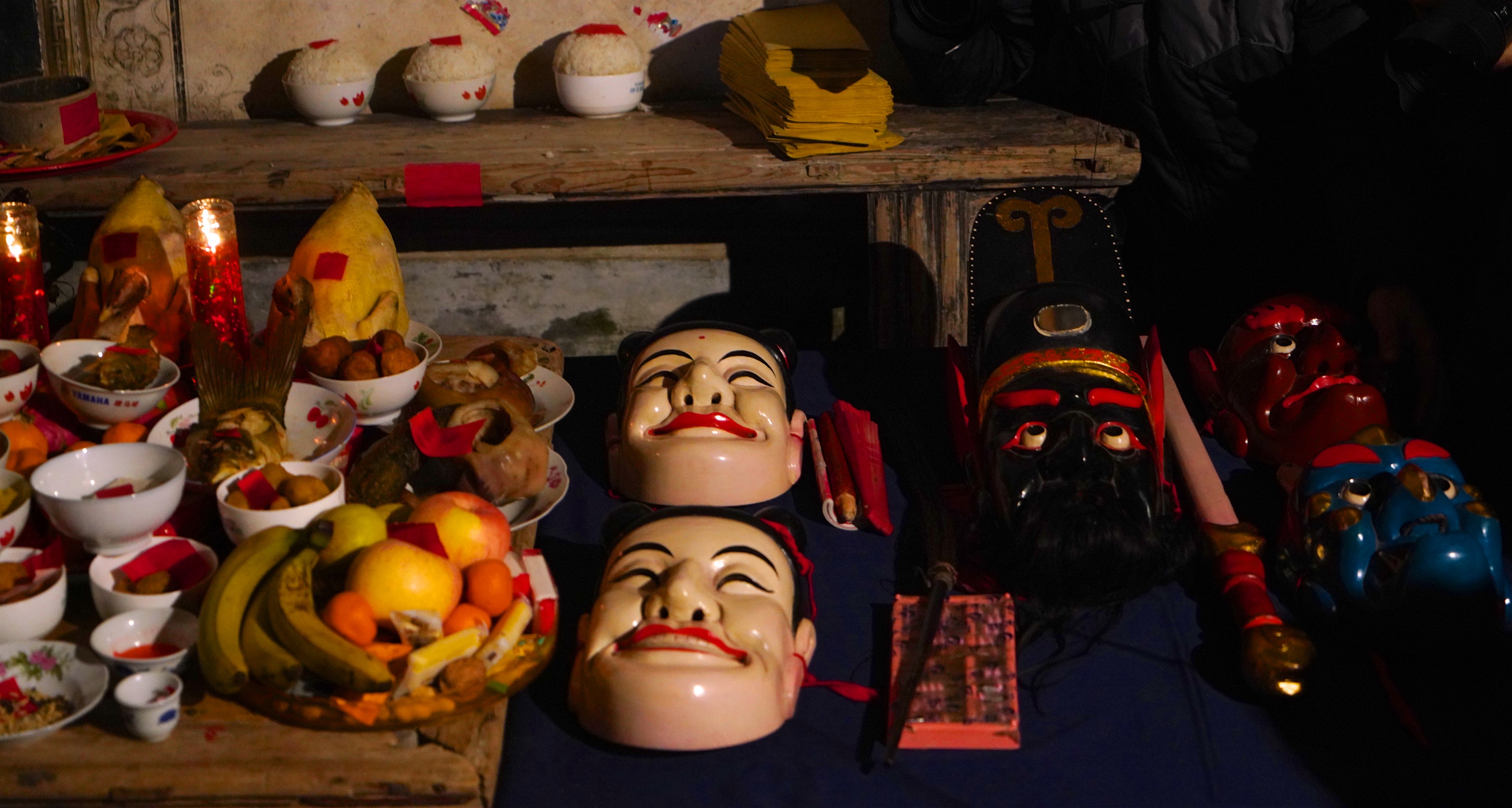 这是在白舍镇田东村拍摄的傩面具(2月13日摄)