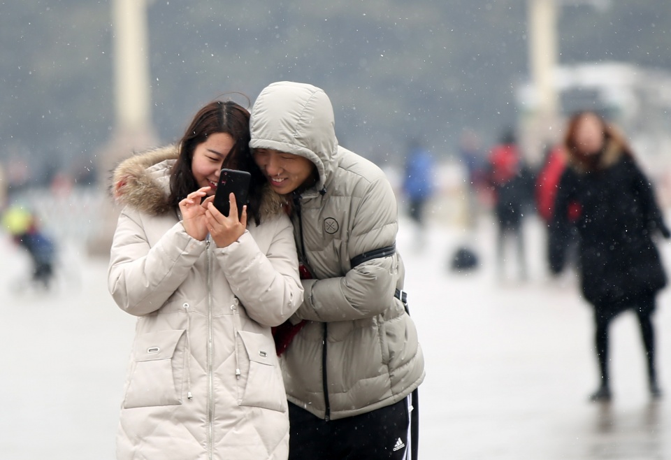 大雪图片情侣在雪中图片