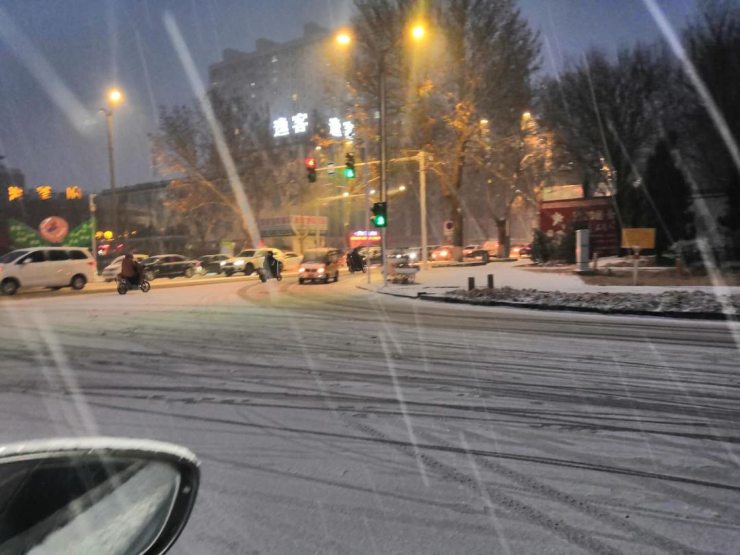 目前我市大部分地區已出現小雪天氣,預計今天夜間到明天白天仍有小雪