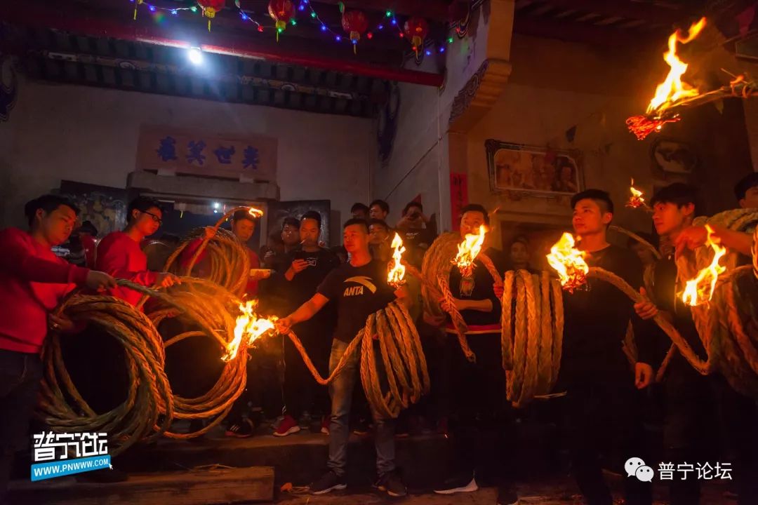 潮汕某村"大老热,竟和老爷"荡秋千"_苏村