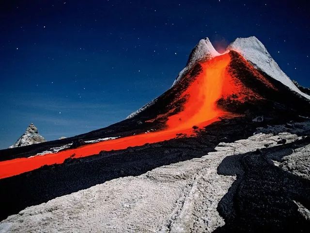 美国阿拉斯加州克利夫兰火山释放的羽状火山灰升到了北太平洋上空近