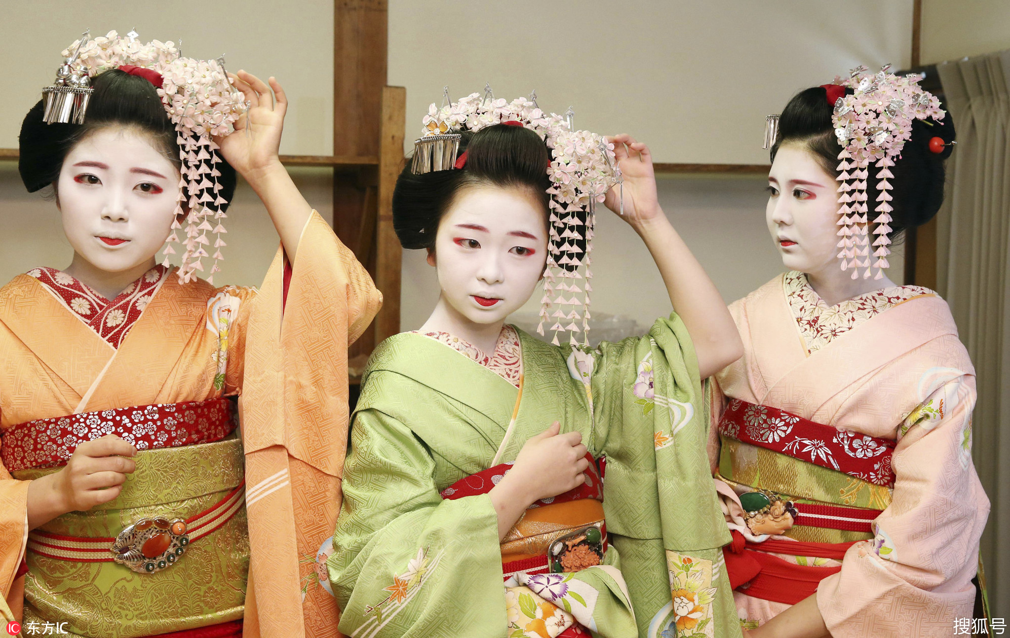 日本举办舞蹈表演迎初春 艺伎粉白黛黑别样之美