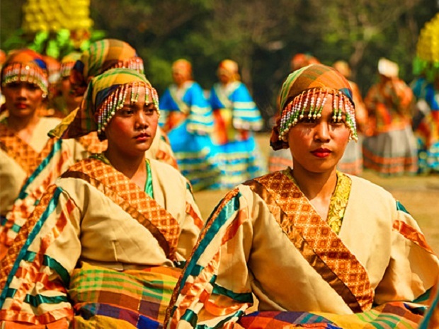 在菲律宾,大多数人喜爱的带有浓厚民族特色的舞蹈都可称为乡村舞