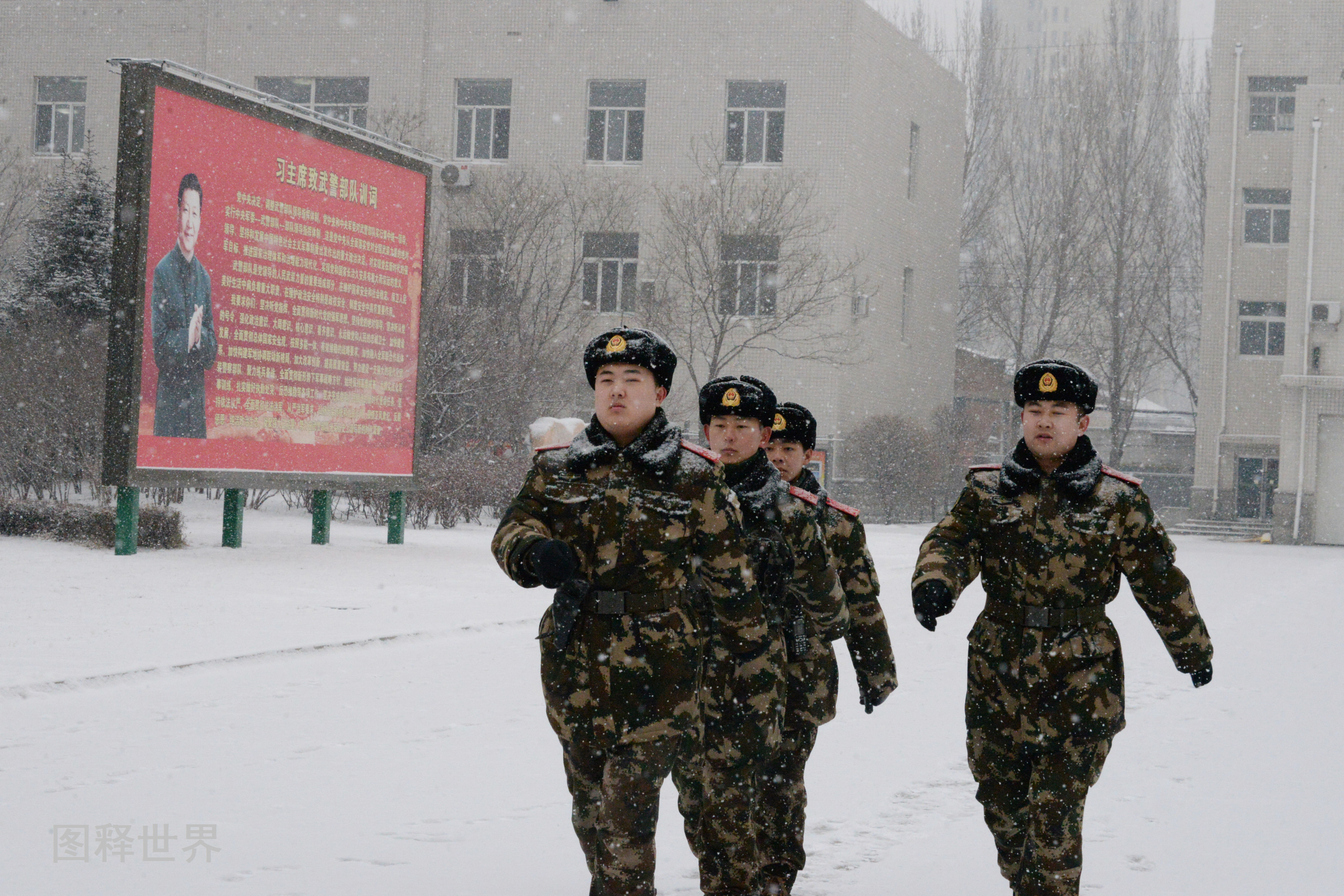 节后第一场瑞雪降临辽宁致敬最美雪中武警哨兵