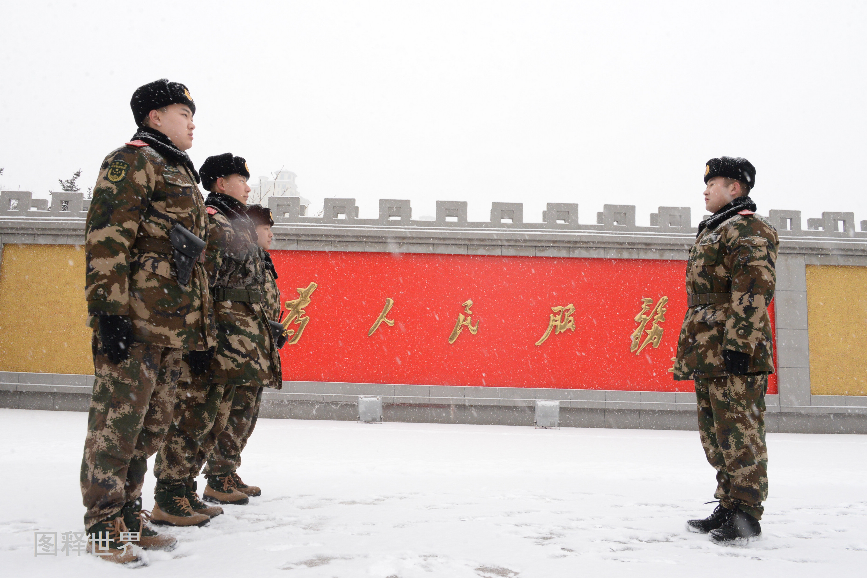 节后第一场瑞雪降临辽宁致敬最美雪中武警哨兵