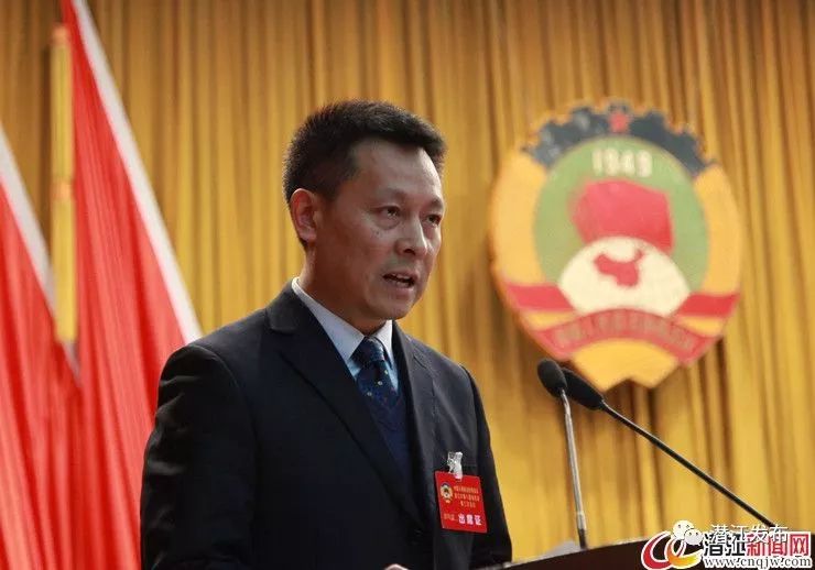 赵长安主持会议申东辉代表市政协第八届委员会常务委员会作工作报告
