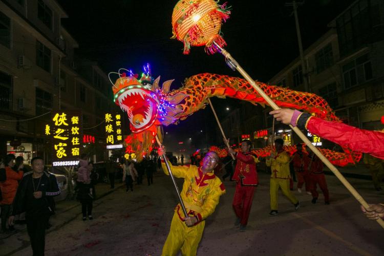 大年初八,福建尤溪侠天下景区联合所在的胡厝村举办春节迎龙灯活动