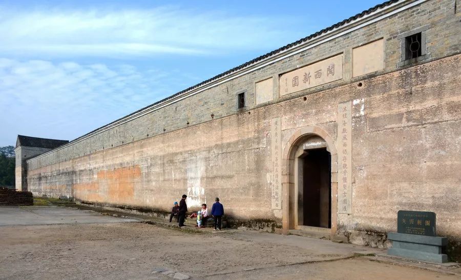 早上07:00於金龍之旅集中,後乘車前往江西贛州龍南縣關西圍景區(車程